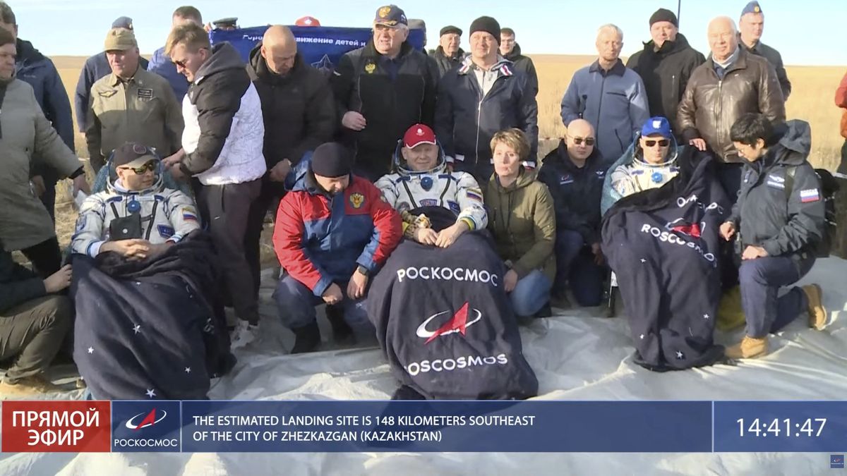 Ve stepi v Kazachstánu přistáli tři ruští kosmonauti, vrátili se z ISS